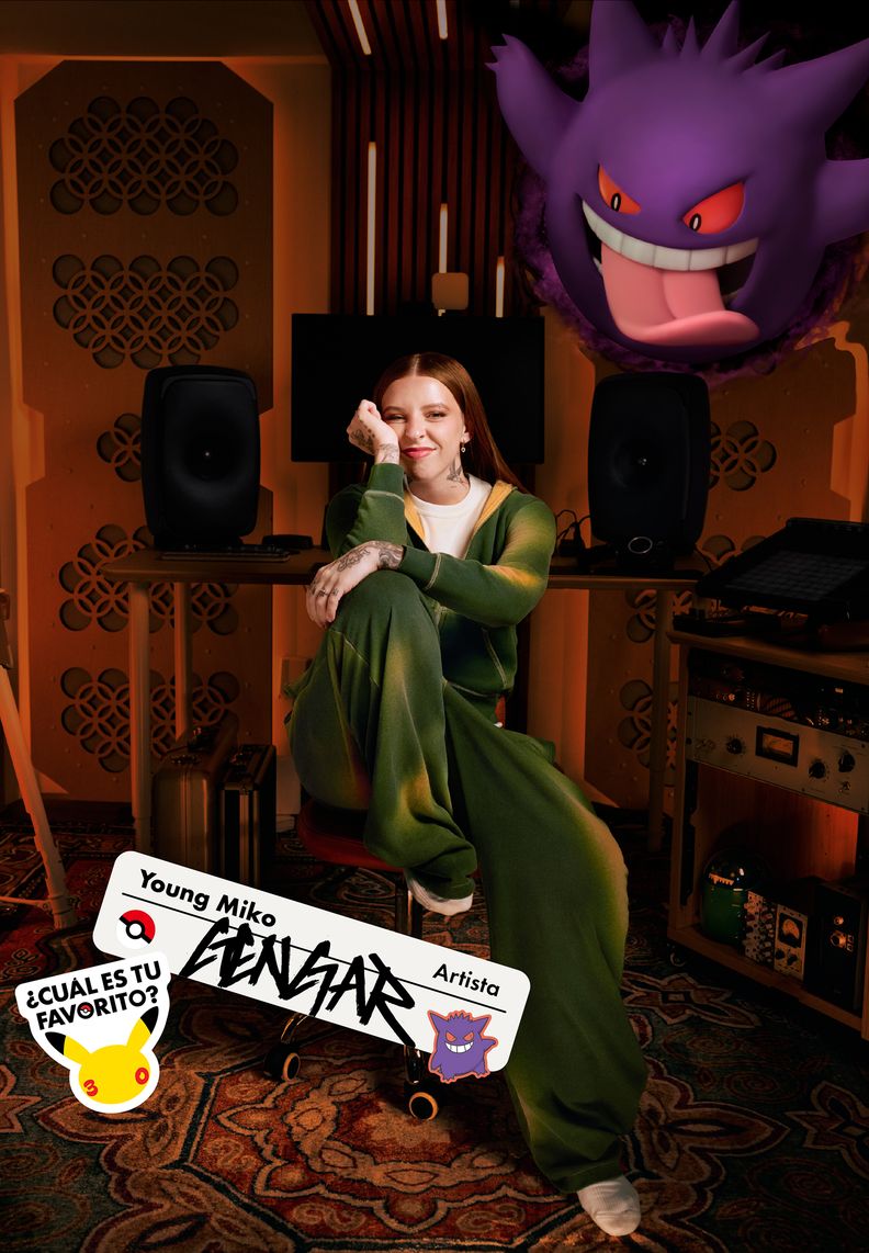 La artista Young Miko sentada en un estudio de grabación. Sobre su cabeza, Gengar levita sacando la lengua.