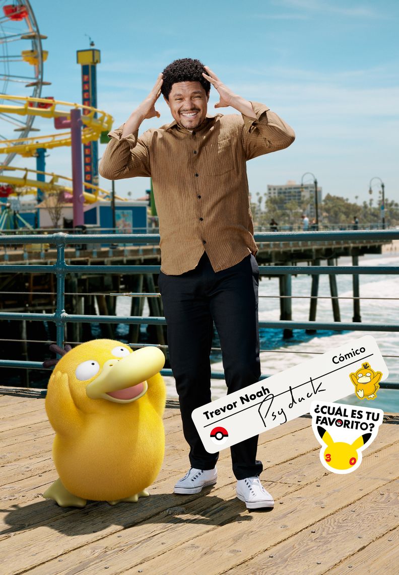 El cómico Trevor Noah está con Psyduck en un muelle. Trevor se pone las manos en la cabeza e imita la icónica pose del Pokémon.