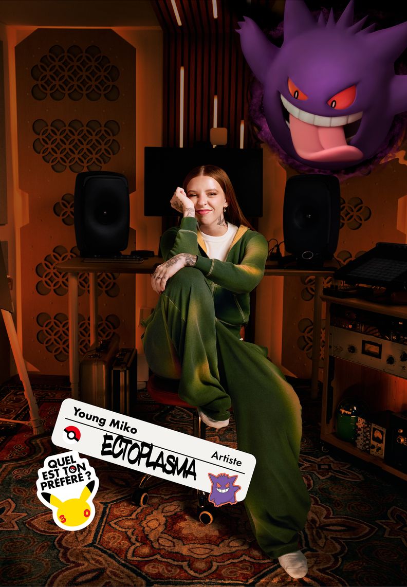 L’artiste Young Miko assise dans un studio de musique. Au-dessus d’elle, Ectoplasma tire la langue.